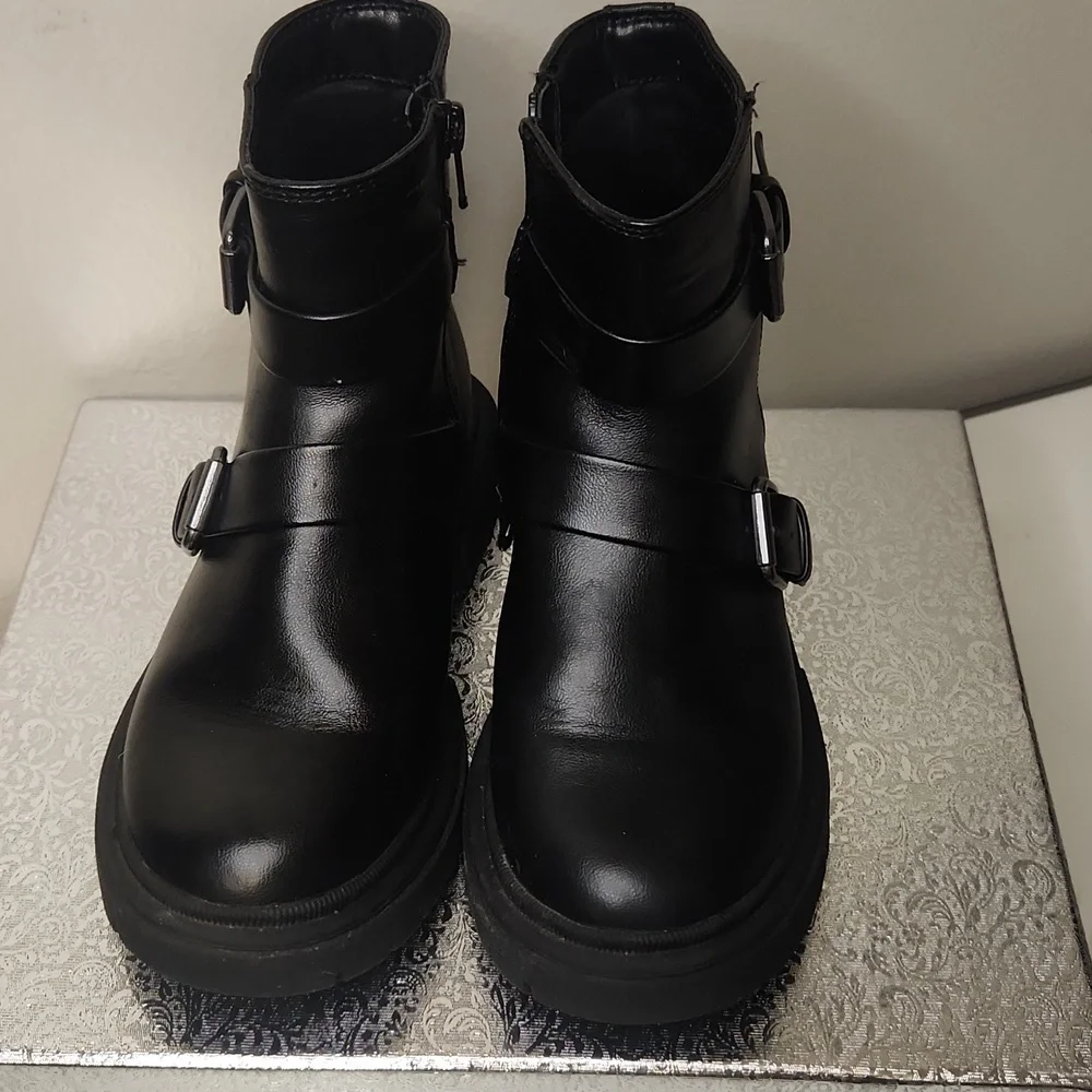 ART CLASS Girl Black Leather Ankle Boots Size 1.